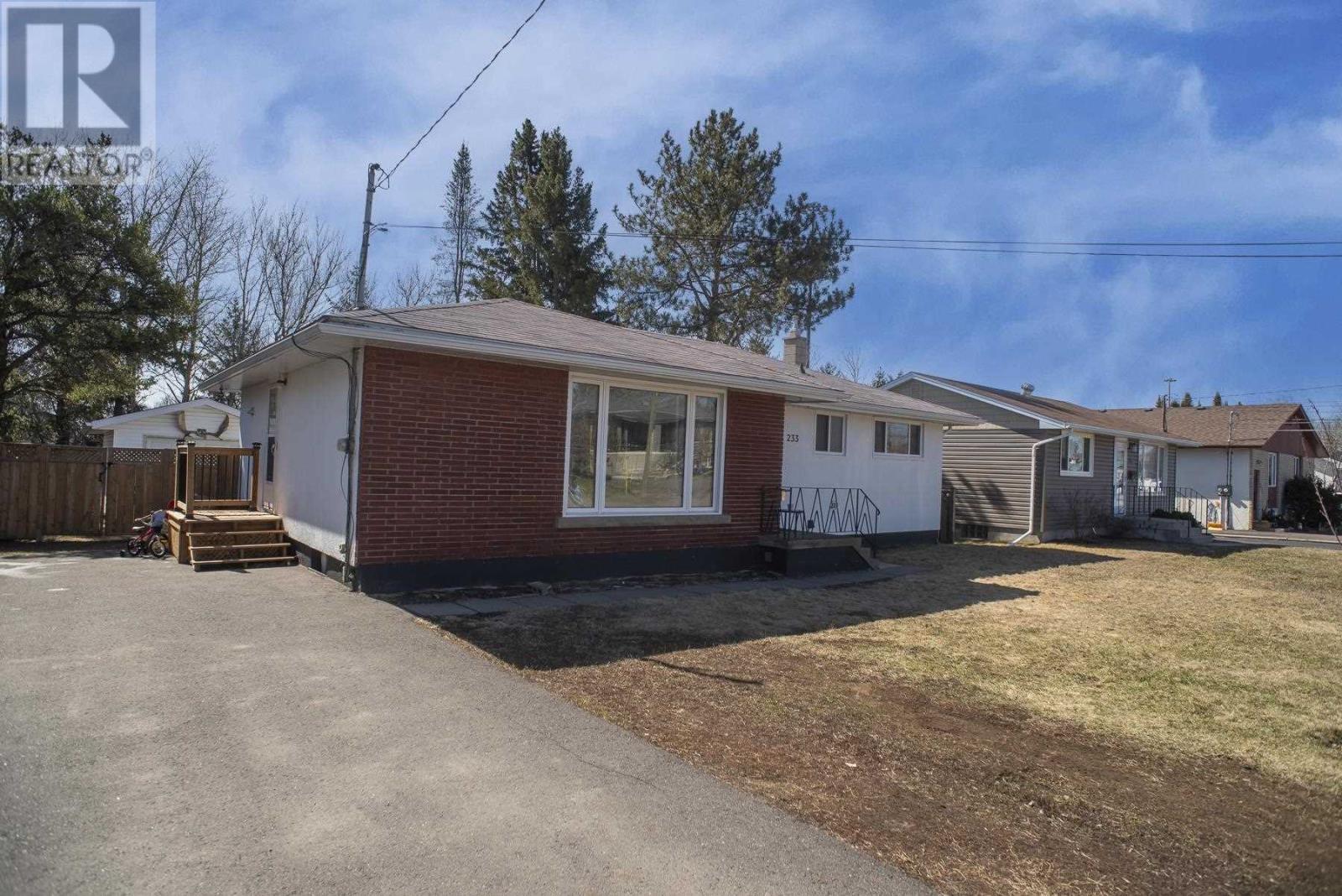233 Carl Ave, For Sale in Thunder Bay Zoocasa