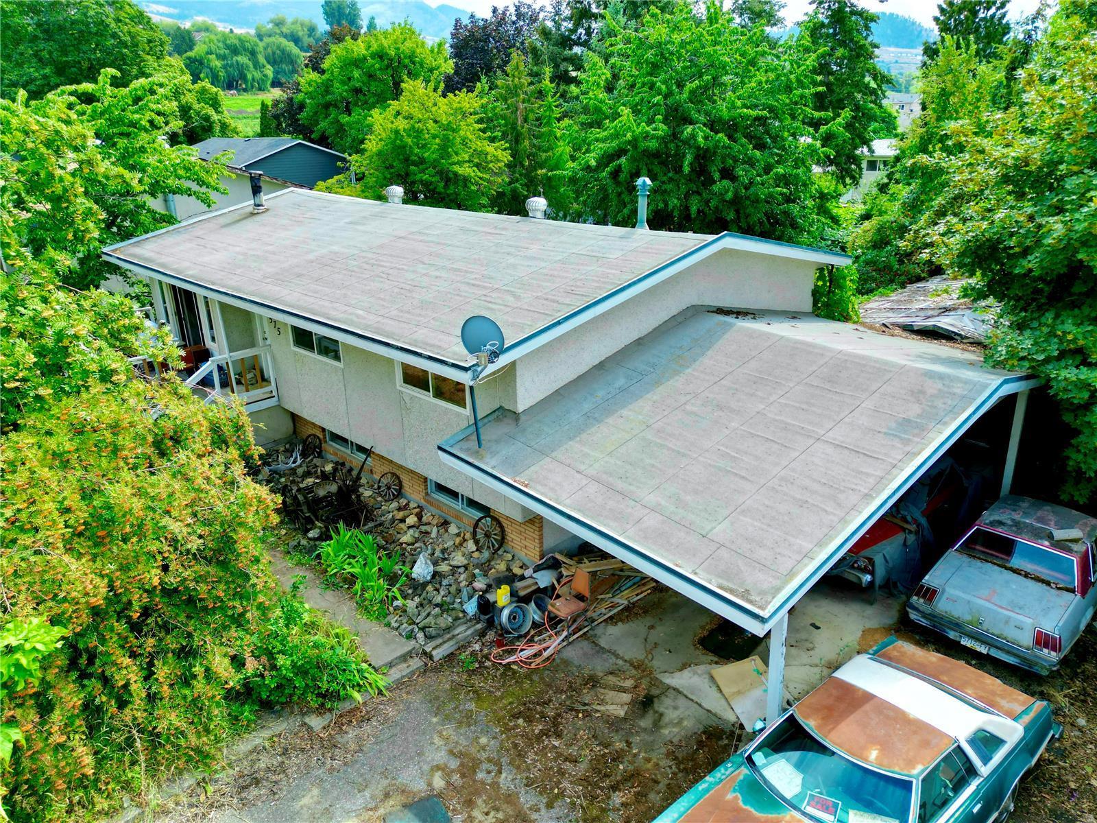 575 Wallace Road, For Sale in Kelowna Zoocasa